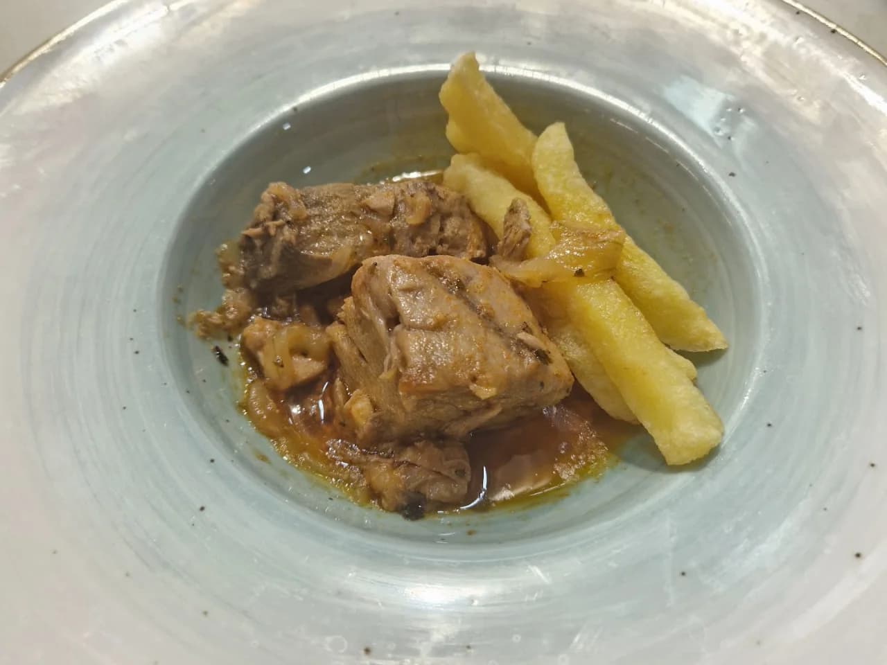 Atún encebollado