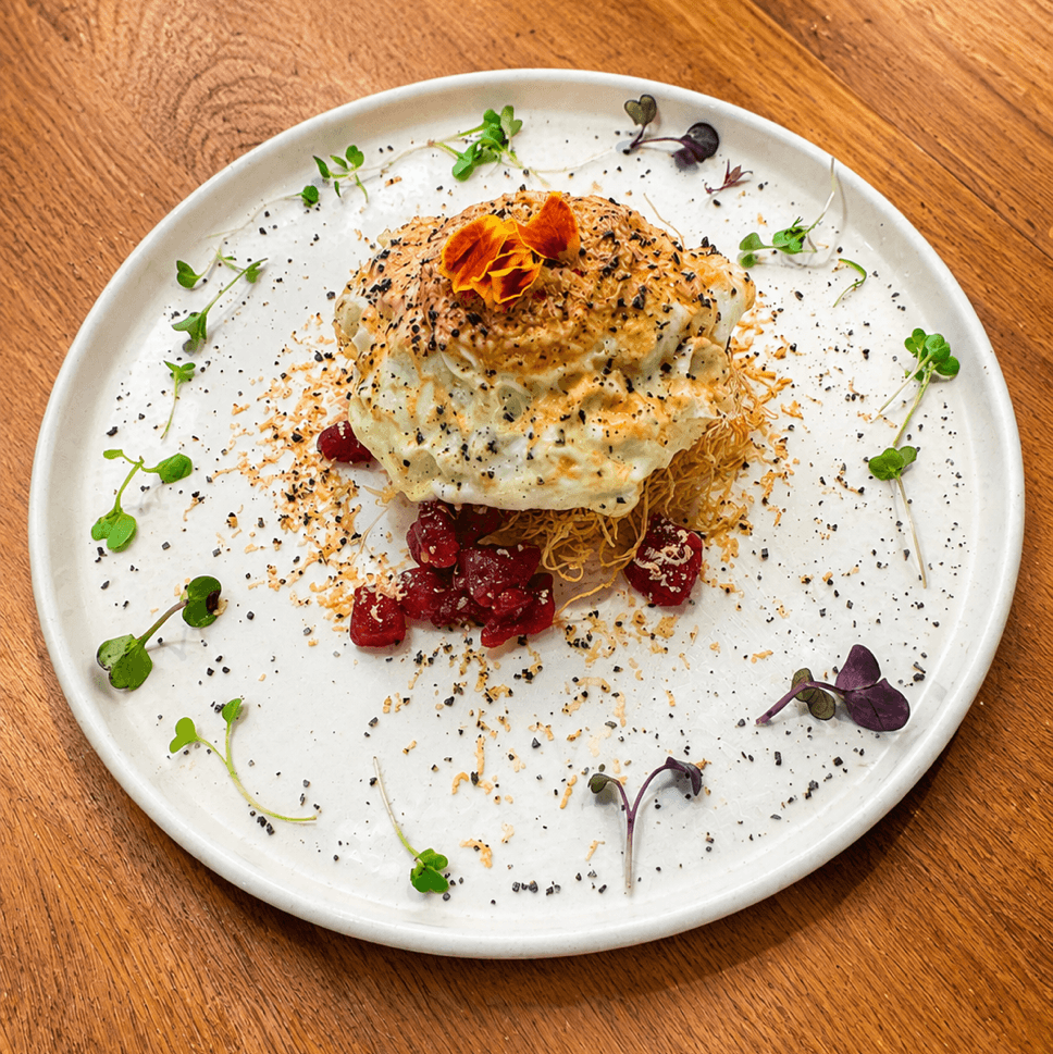 Nido de atún rojo con huevos rotos y virutas de fua micuit