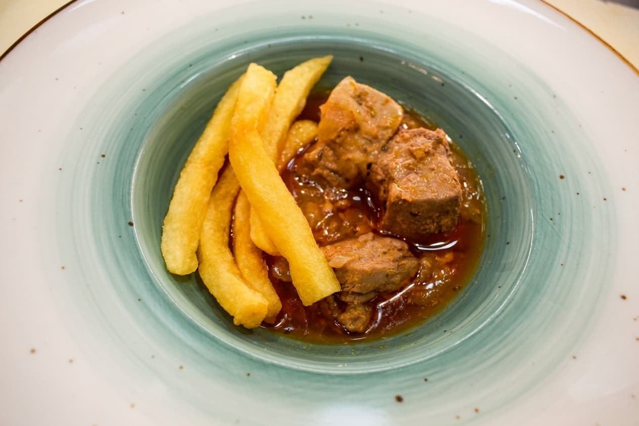 Atún encebollado