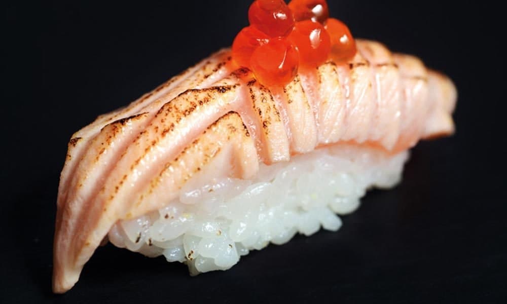 Nigiri de salmón tostado