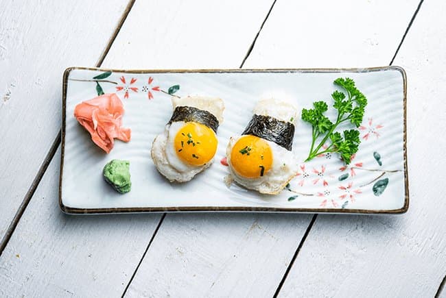 Nigiri de huevo de codorniz