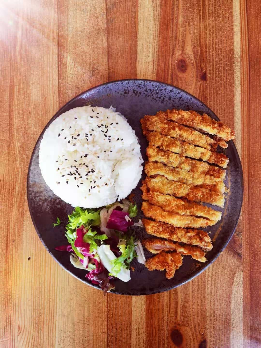 Arroz con pollo katsu agridulce