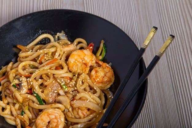 Udón salteado de gambas